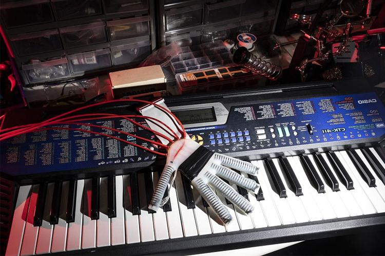 Robotic Glove Lends a ‘Hand’ 